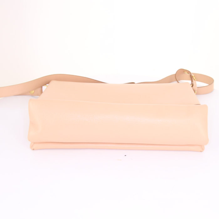 Bolso de mano Celine Blade en cuero beige rosado - Detail D4