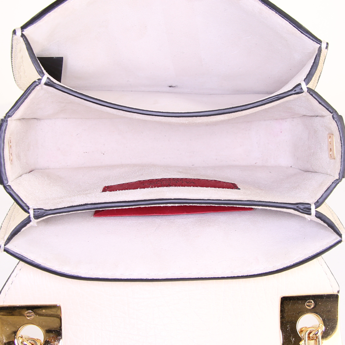 Bolso bandolera Valentino Garavani Rockstud en cuero granulado color crema - Detail D3