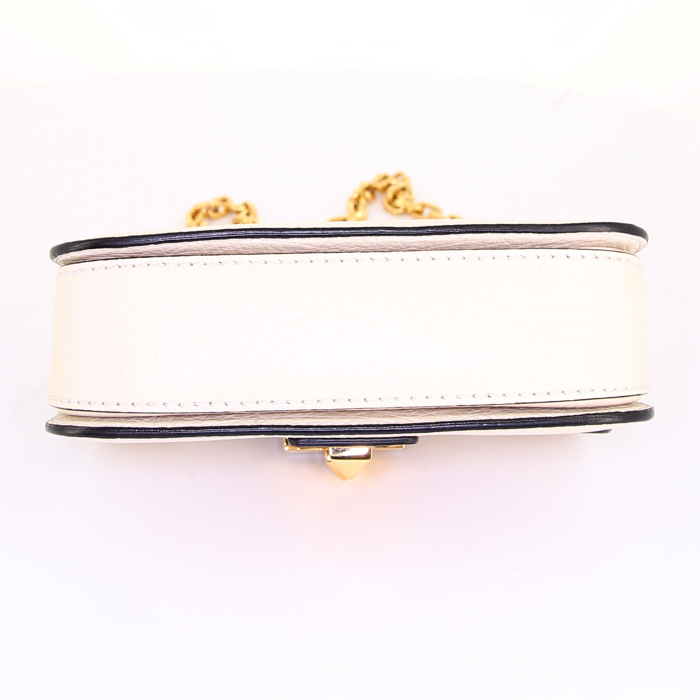 Bolso bandolera Valentino Garavani Rockstud en cuero granulado color crema - Detail D5