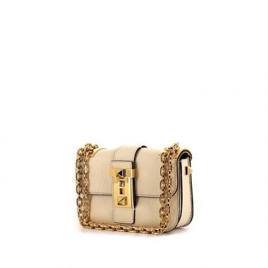 Sac bandoulière Valentino Garavani Rockstud en cuir grainé crème