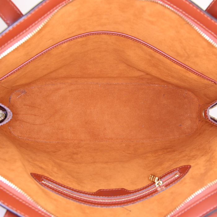 Sac à main Louis Vuitton Lussac en cuir épi marron - Detail D2