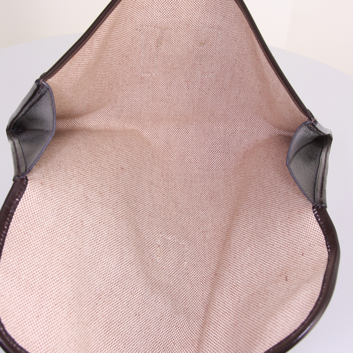 Bolsito de mano Hermes Jige en cuero box marrón - Detail D5