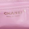 Bolso de mano Chanel Medaillon en cuero acolchado rosa - Detail D3 thumbnail