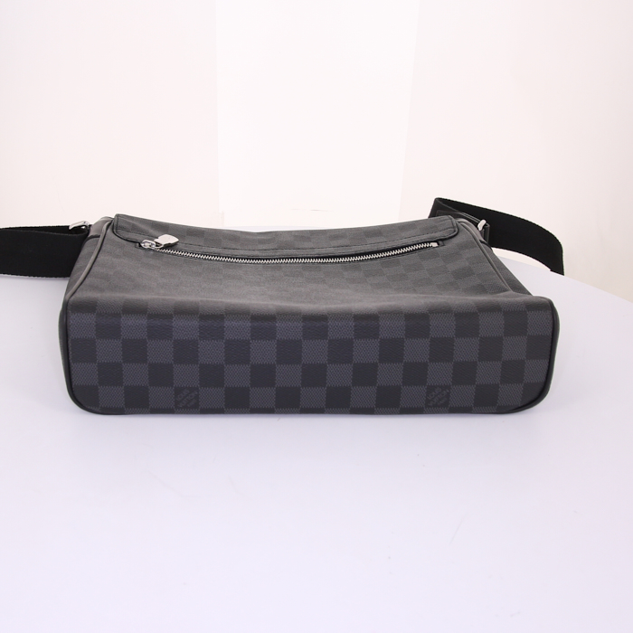 Sac bandoulière Louis Vuitton District en toile damier gris Graphite et cuir noir - Detail D4