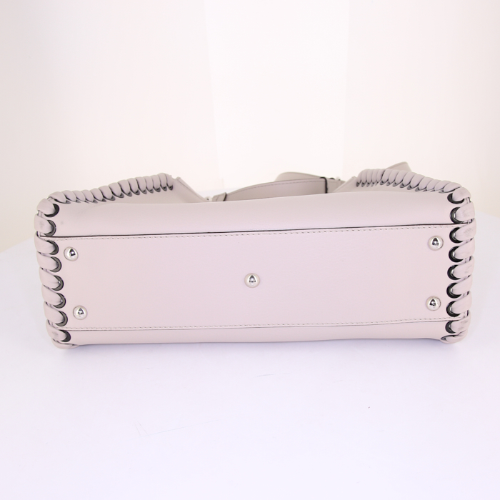 Bolso de mano Fendi Peekaboo en cuero beige gris - Detail D5