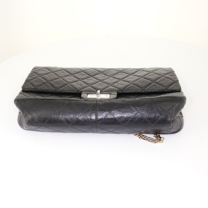 Bolso de mano Chanel 2.55 en cuero acolchado negro - Detail D5