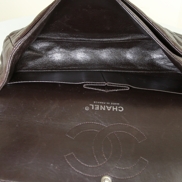 Sac à main Chanel Timeless en cuir grainé matelassé marron - Detail D3