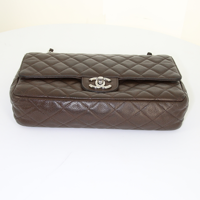 Chanel Timeless handbag in brown quilted grained leather - Detail D5