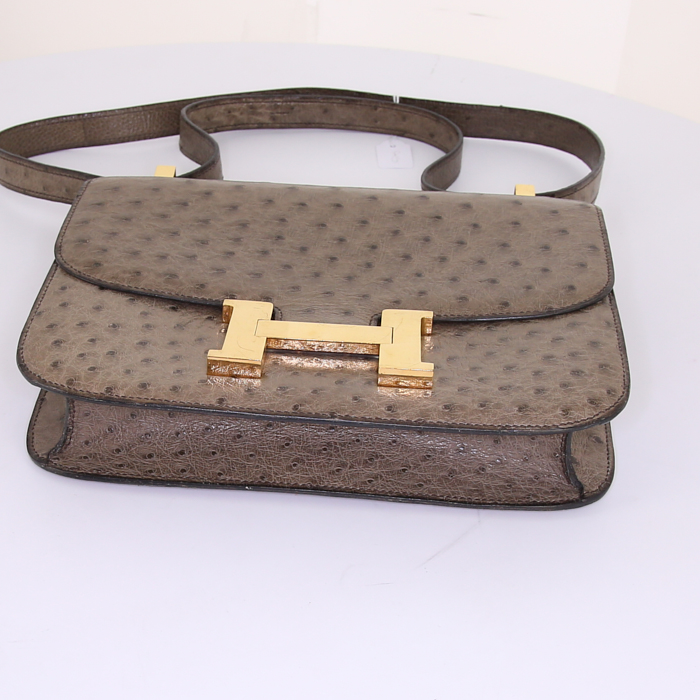 Bolso de mano Hermes Constance en avestruz gris verdoso - Detail D4