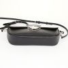 Bolso bandolera Louis Vuitton en cuero Epi negro - Detail D5 thumbnail