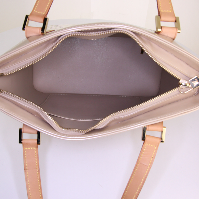 Bolso de mano Louis Vuitton Houston en charol Monogram beige y cuero natural - Detail D2