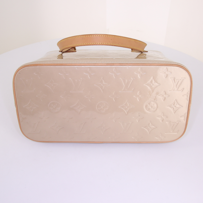 Bolso de mano Louis Vuitton Houston en charol Monogram beige y cuero natural - Detail D4