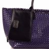 Shopping bag Bottega Veneta Cabat in pelle verniciata intrecciata viola e nera - Detail D5 thumbnail
