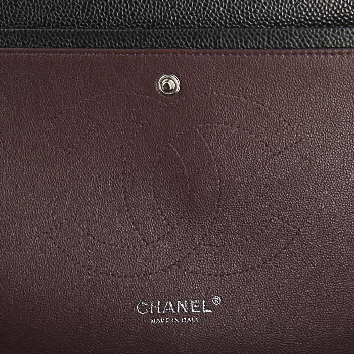Bolso de mano Chanel Timeless jumbo en cuero granulado acolchado negro - Detail D4