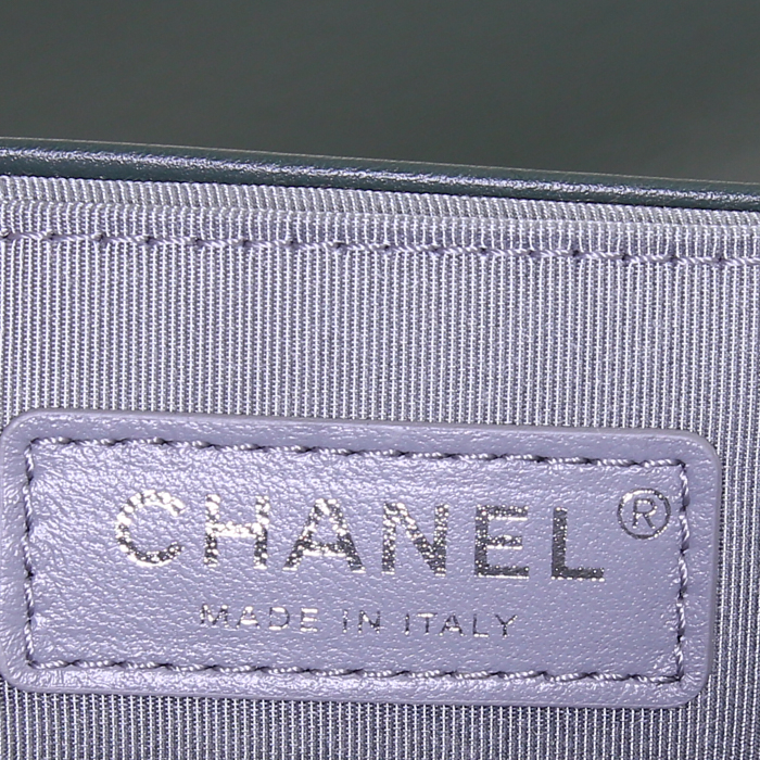 Borsa a tracolla Chanel Boy in pelle verde oliva con motivo a spina di pesce - Detail D4