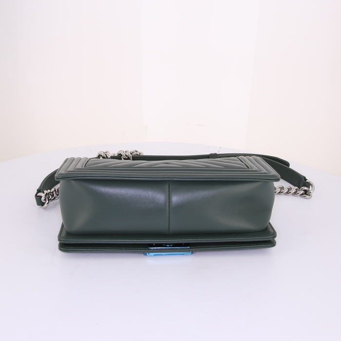 Sac bandoulière Chanel Boy en cuir vert-olive - Detail D5