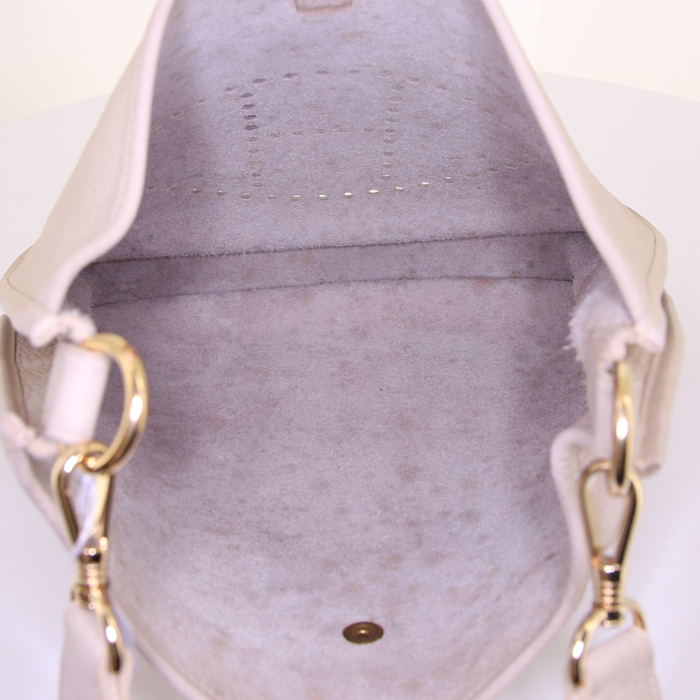 Bolso bandolera Hermes Evelyne modelo mediano en cuero togo beige crudo - Detail D2