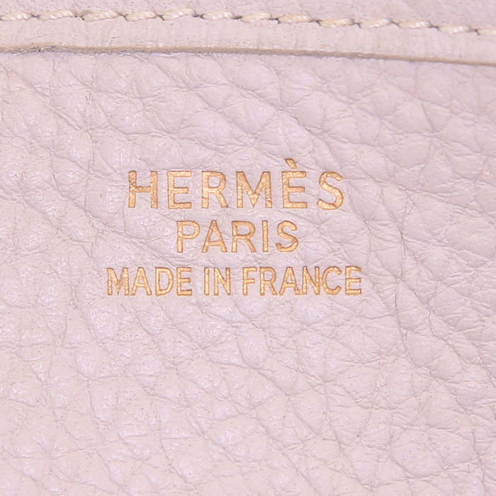 Bolso bandolera Hermes Evelyne modelo mediano en cuero togo beige crudo - Detail D3