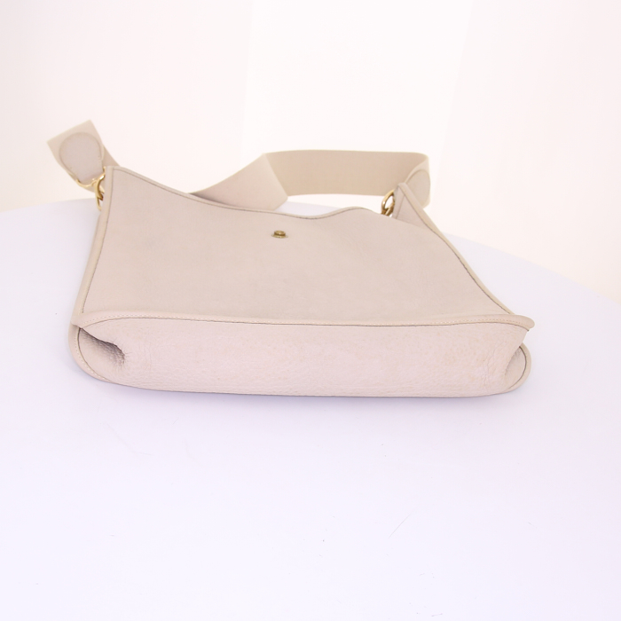 Sac bandoulière Hermes Evelyne moyen modèle en cuir togo beige écru - Detail D4