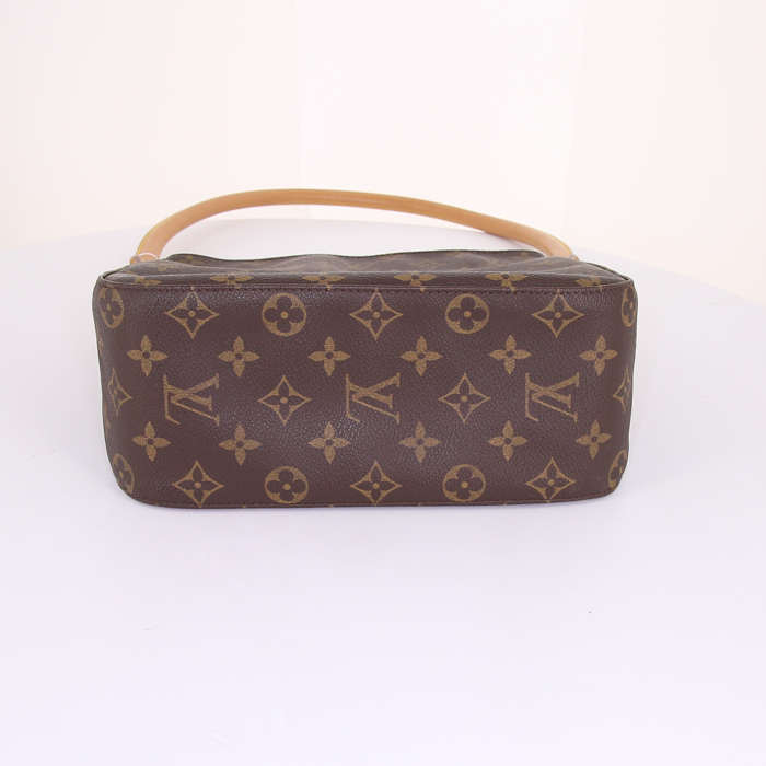 Sac à main Louis Vuitton Looping petit modèle en toile monogram marron et cuir naturel - Detail D4