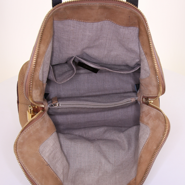 Bolso de mano Fendi en cuero granulado beige y rojo - Detail D2