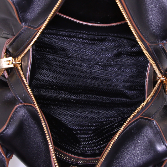 Prada handbag in black leather and brown piping - Detail D3