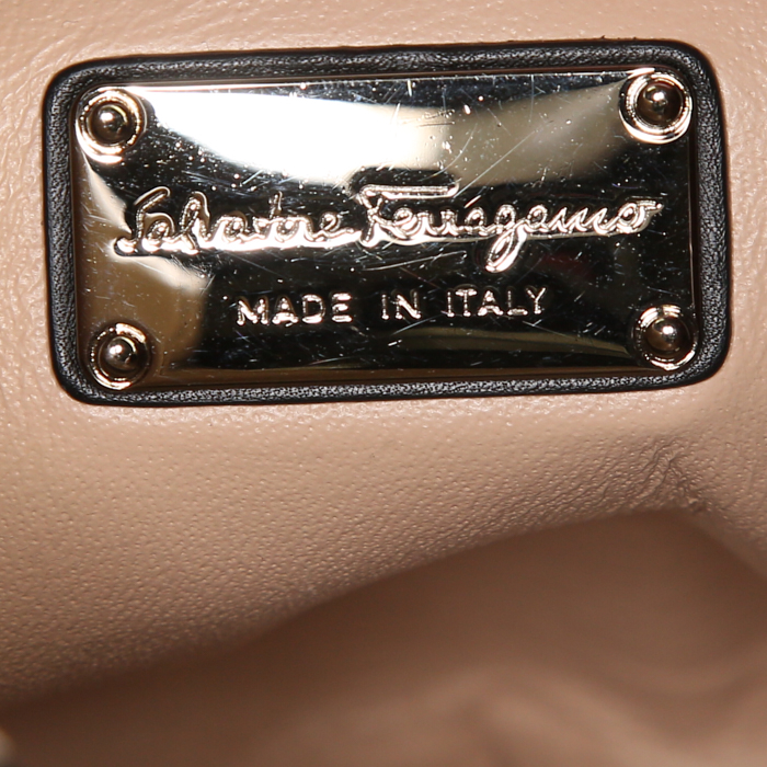 Bolso de mano Salvatore Ferragamo en cuero negro - Detail D4