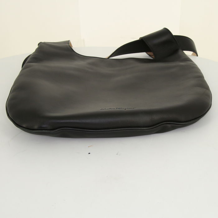 Salvatore Ferragamo handbag in black leather - Detail D5