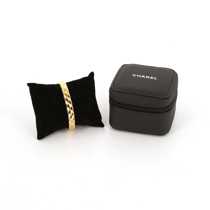 Chanel Matelassé bracelet in yellow gold