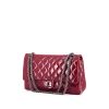 Sac bandoulière Chanel 2.55 en cuir vernis rose-framboise - 00pp thumbnail