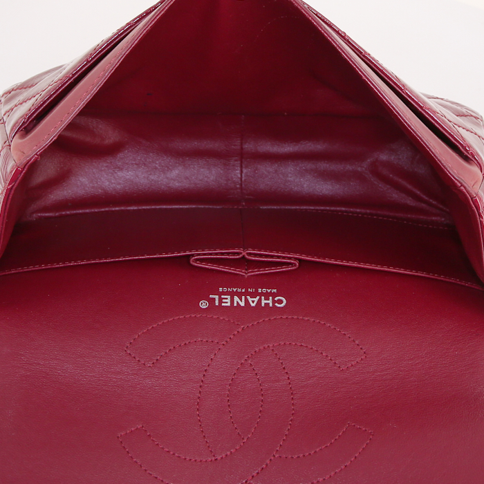 Sac bandoulière Chanel 2.55 en cuir vernis rose-framboise - Detail D3