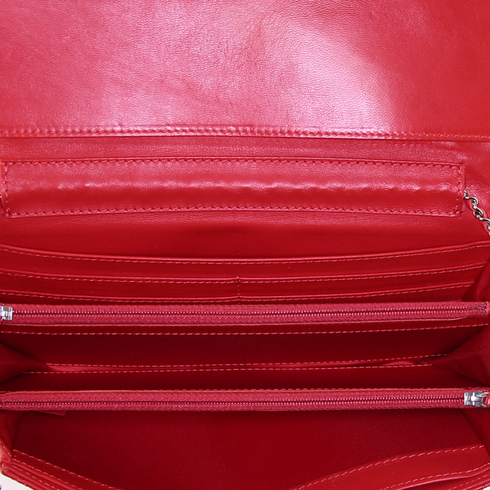 Sac bandoulière Chanel Wallet on Chain en cuir matelassé rouge - Detail D2