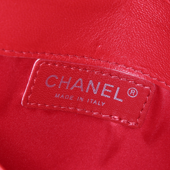 Sac bandoulière Chanel Wallet on Chain en cuir matelassé rouge - Detail D3