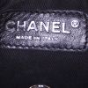 Sac à main Chanel Baguette en cuir matelassé noir - Detail D4 thumbnail