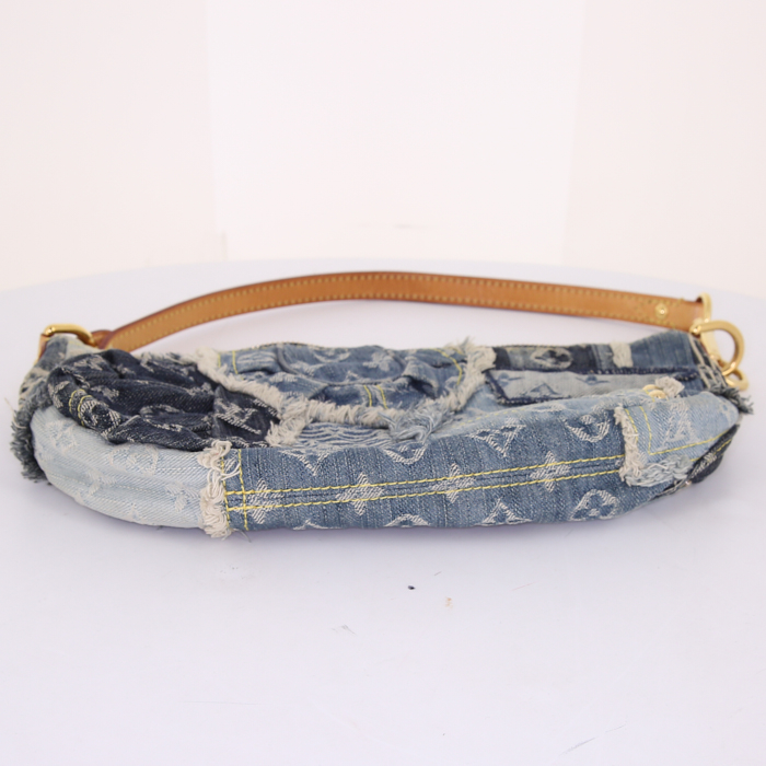 Sac à main Louis Vuitton Baggy en denim bleu et cuir naturel - Detail D4