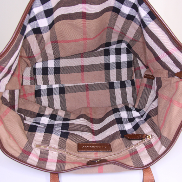 Sac à main Burberry en toile Haymarket beige et cuir marron - Detail D2