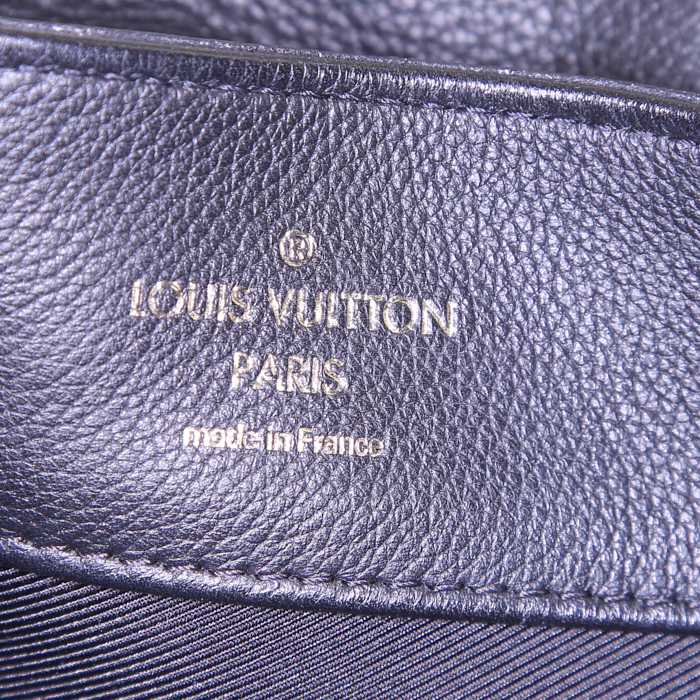 Bolso de mano Louis Vuitton Lockme en cuero granulado negro - Detail D3