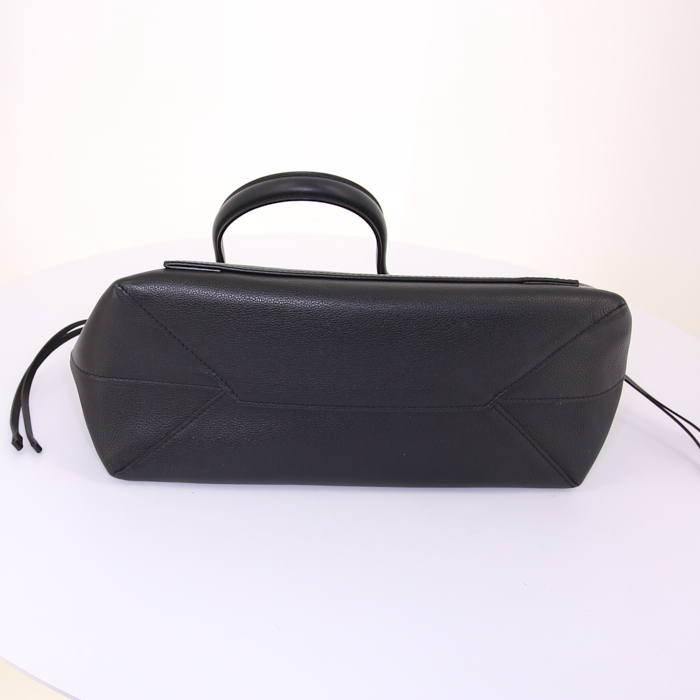 Louis Vuitton Lockme handbag in black grained leather - Detail D4