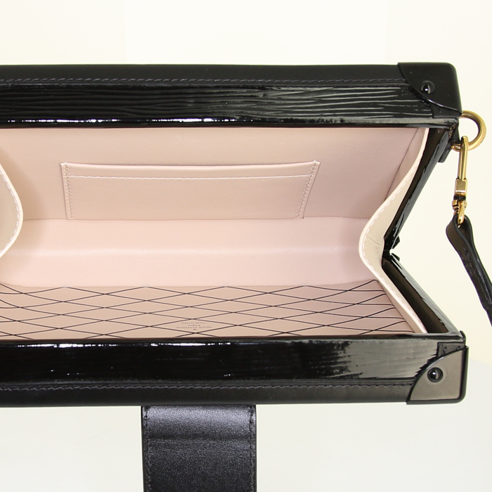 Louis Vuitton Petite Malle shoulder bag in pink and black epi leather - Detail D2