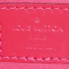 Bolso de mano Louis Vuitton Montaigne en charol Monogram rojo - Detail D4 thumbnail