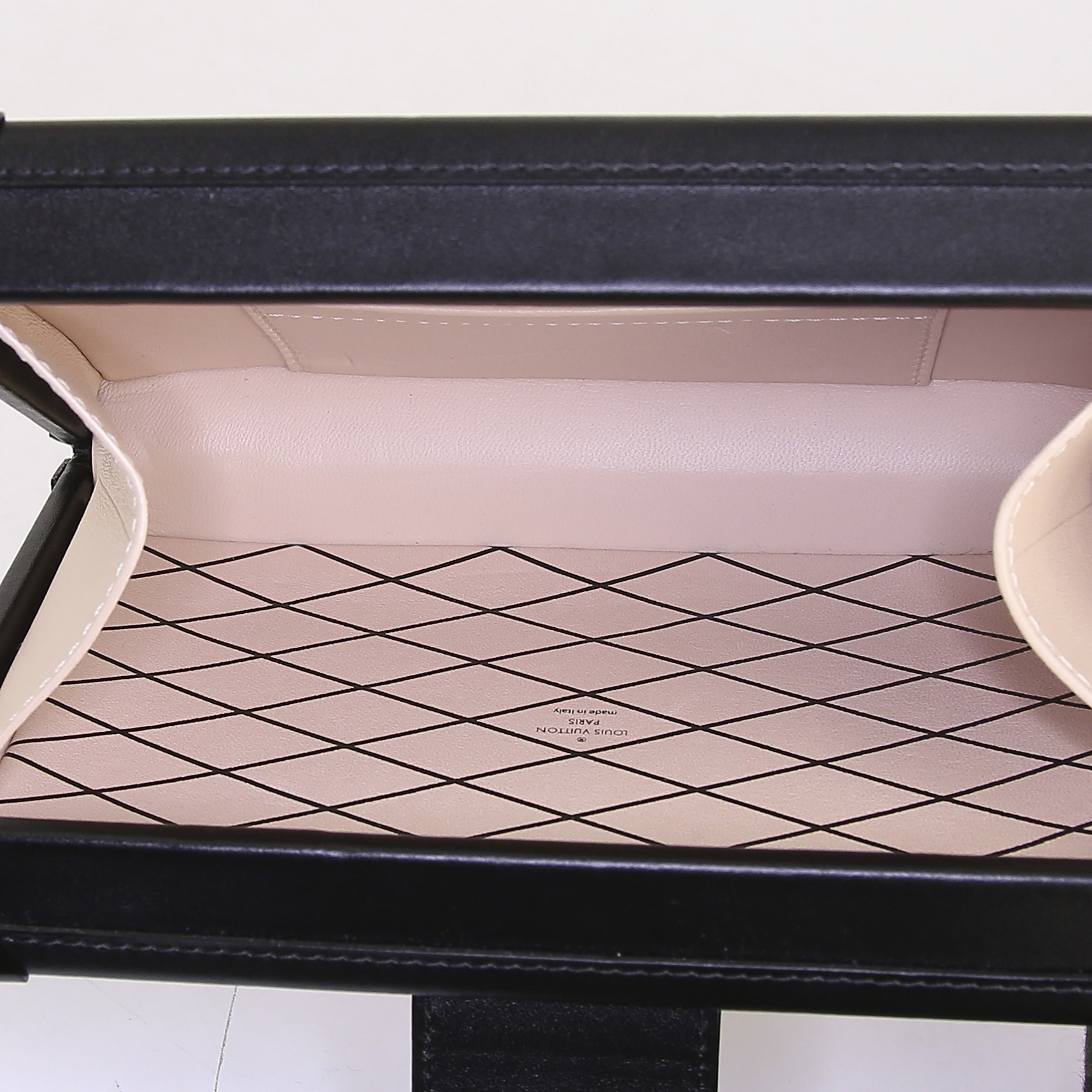 Louis Vuitton Petite Malle shoulder bag in black, red and white paillette and black leather - Detail D2