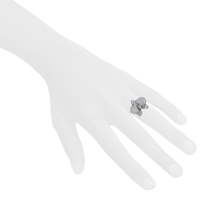 Cartier Caresse d'Orchidées large model ring in white gold and diamonds - Detail D1