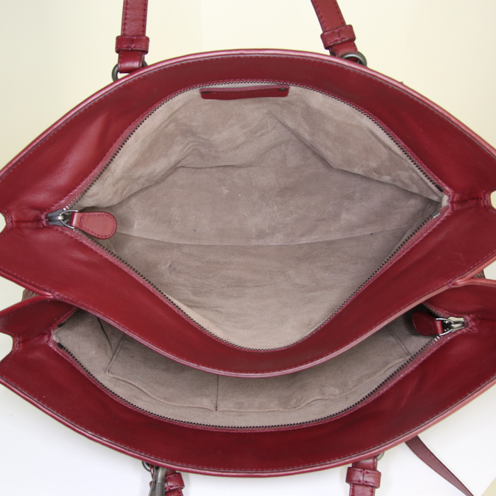 Bolso de mano Bottega Veneta Medium Top Handle en cuero intrecciato color burdeos - Detail D3