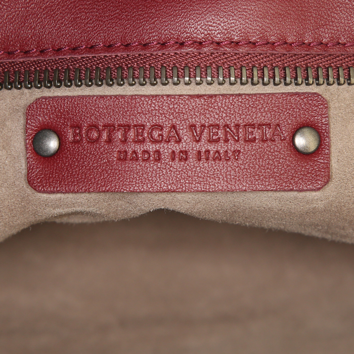 Bolso de mano Bottega Veneta Medium Top Handle en cuero intrecciato color burdeos - Detail D4