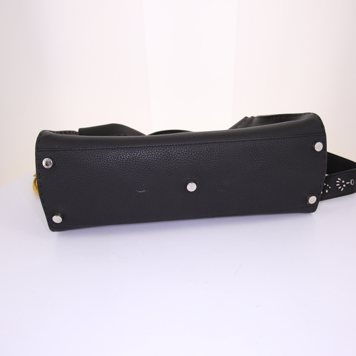 Bolso para llevar al hombro Fendi  Peekaboo Selleria modelo grande  en cuero negro - Detail D5