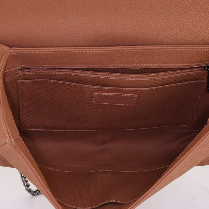 Sac bandoulière Chanel Timeless jumbo en cuir grainé matelassé marron camel - Detail D3