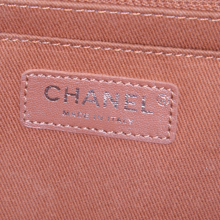 Sac bandoulière Chanel Timeless jumbo en cuir grainé matelassé marron camel - Detail D4