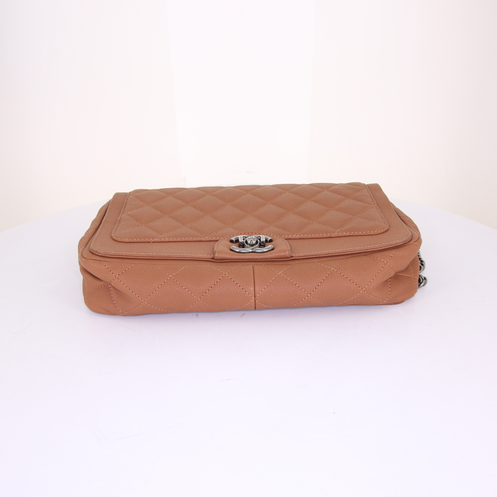 Sac bandoulière Chanel Timeless jumbo en cuir grainé matelassé marron camel - Detail D5