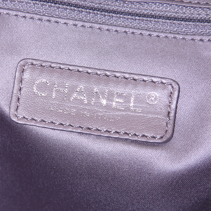 Sac à main Chanel Timeless maxi jumbo en cuir matelassé noir - Detail D4