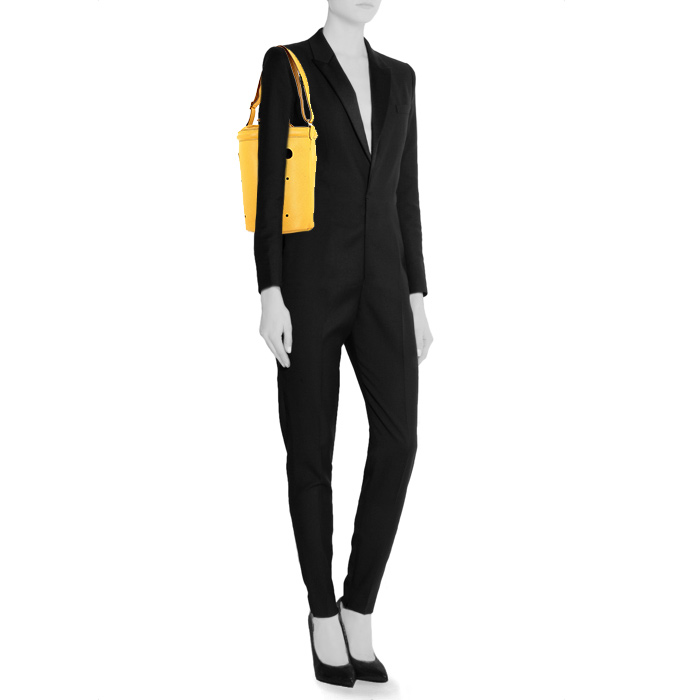 Sac cabas Hermes Mangeoire en cuir jaune - Detail D1